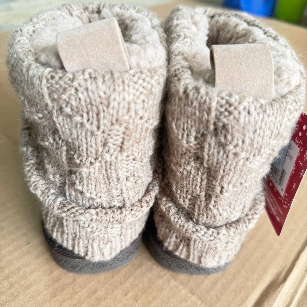 Muk Luks‎ Essentials Women Boots 6W Beige Knit Winter Suede Water Resistant Cozy